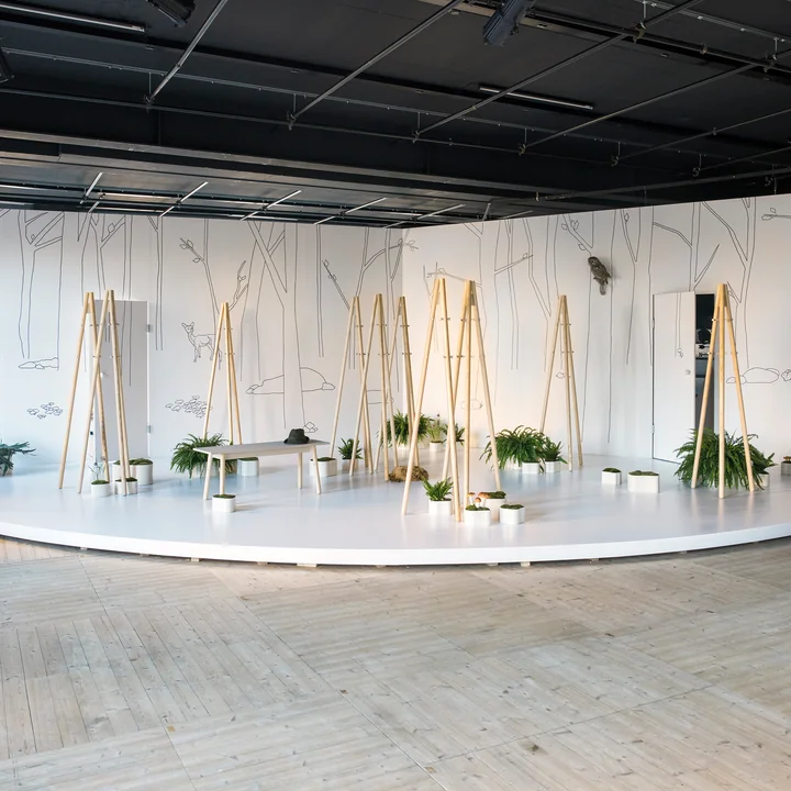 De Artek - Kiila garderobe, het kledingrek en de bijpassende bank