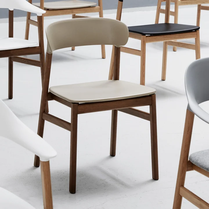 Normann Copenhagen - Herit Chair, gerookt eiken / zand