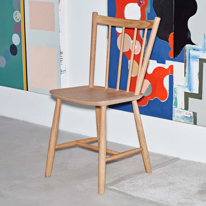 De HAY - J41 Chair in geoliede eik individueel in de kamer geplaatst