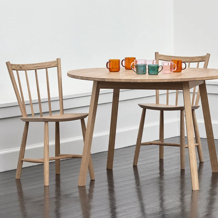 Het hooi - J41 Stoel in eikenhout in de eetkamer