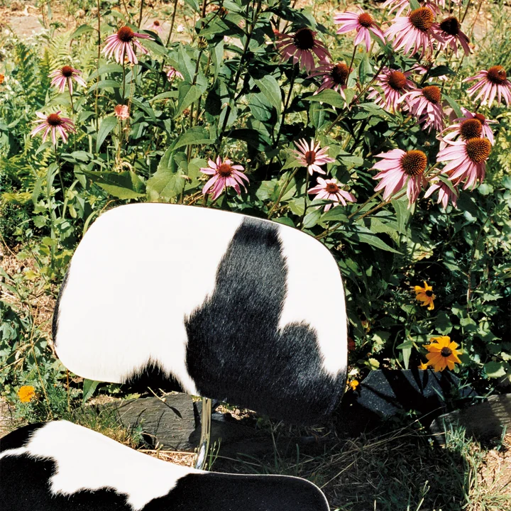 De Vitra - Multiplexgroep LCM-stoel in de tuin