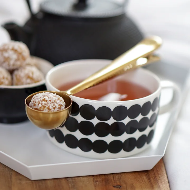 De Marimekko - Oiva Siirtolapuutarha theekop met handvat in wit / zwart van Sabine Erhard van Blog Bumblebee Hill