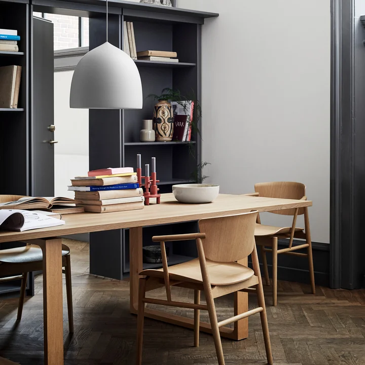 Suspence Hanglamp boven de tafel van Fritz Hansen