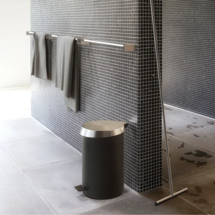 Pedaalemmer 350 in zwart / roestvrij staal geborsteld door Frost in de badkamer