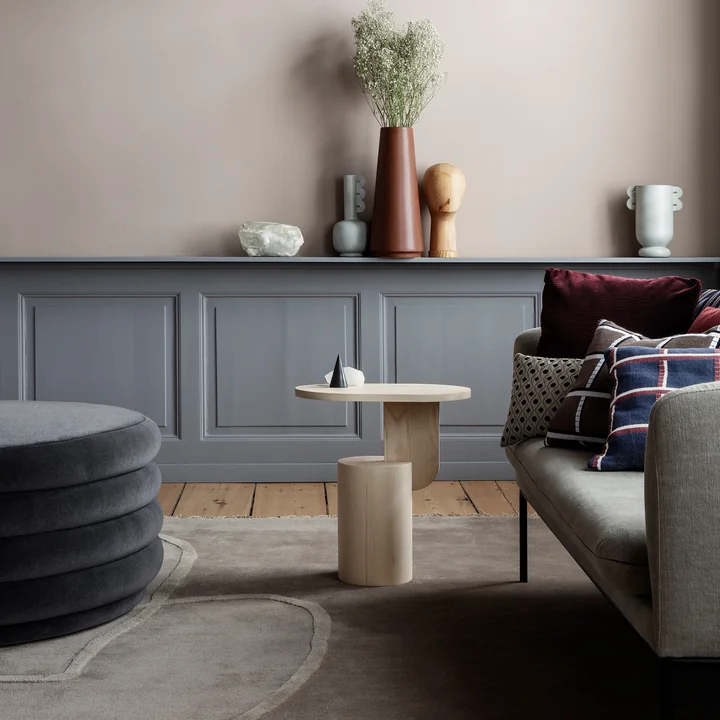 Salon kussen, Muses vaas en bijzettafel door Ferm Living