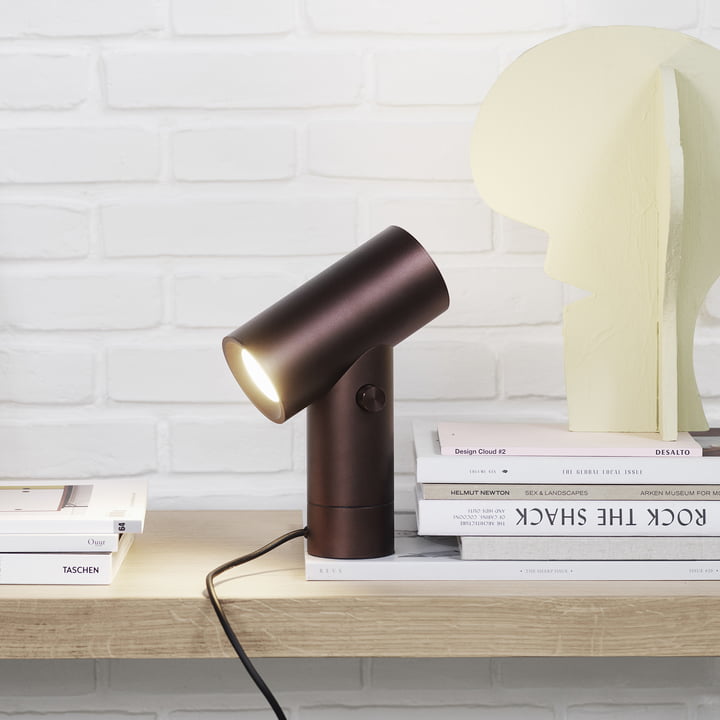 Muuto Beam LED tafellamp van omberkleurig op het bureau