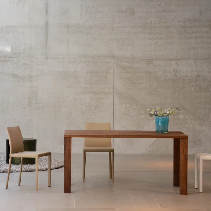 Leo's eettafel van Jan Kurtz in notenhout