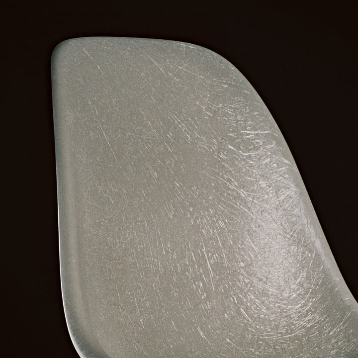 Eames Fiberglass Side Chair door Vitra in detail te beschrijven