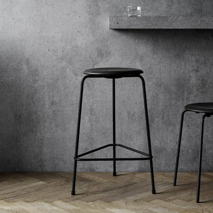 Dot Barkruk van Fritz Hansen - H 65 cm, leer zwart / onderstel zwart