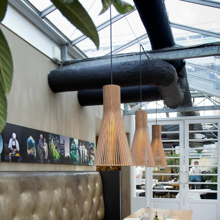 Secto 4200 pendelarmatuur Ø 30 x H 68 cm van Secto gemaakt van berkenhout.