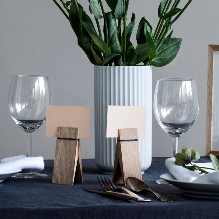 Pinch Decoratieve clip van Moebe in eikenhout als plaatskaarthouder
