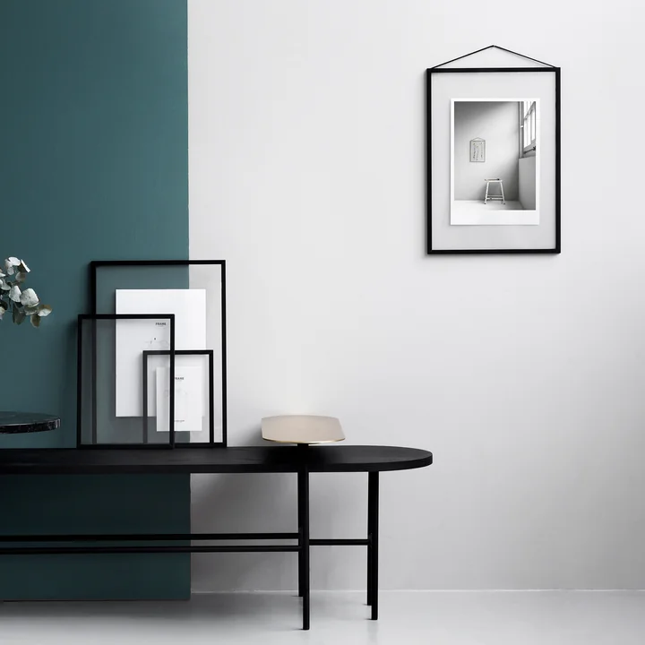 Frame Fotolijst van Moebe in zwart aan de muur en op tafel