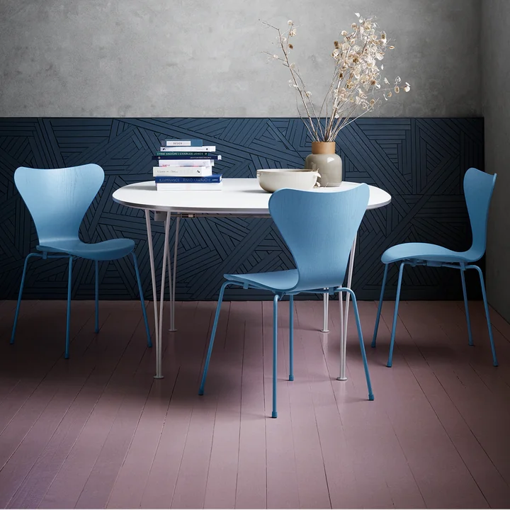 Serie 7 stoel, monochroom Triëstblauw van Fritz Hansen
