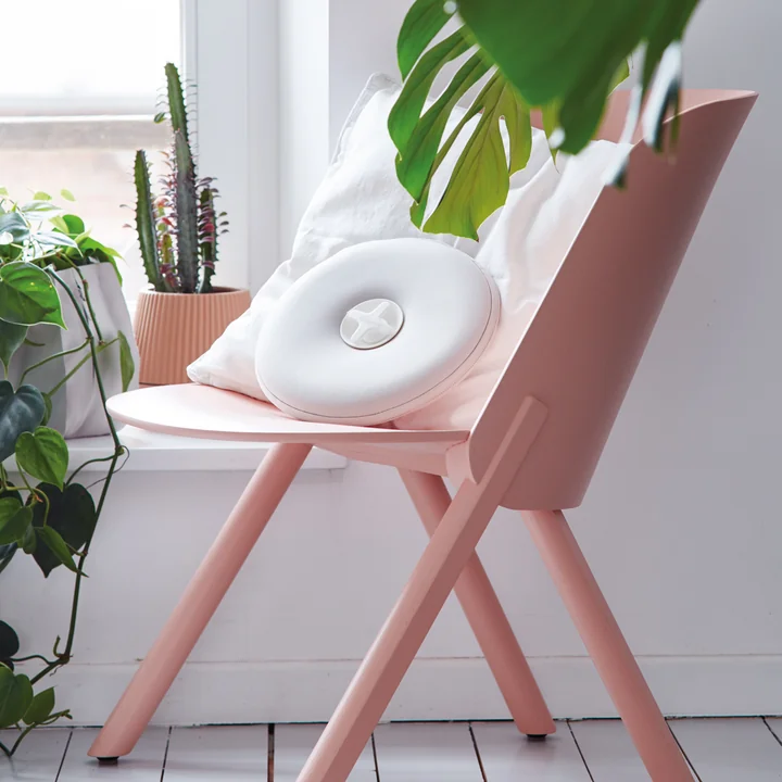 Pill Warmwaterkruik van Authentics in wit-grijs op de stoel