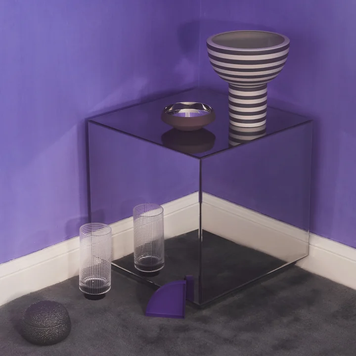 Varia Sculpturale Vaas, Ø 23 x H 24 cm in beige / zwart van AYTM op de tafel