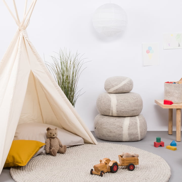 Kussen Pebble in lichtbeige van myfelt in de kinderkamer