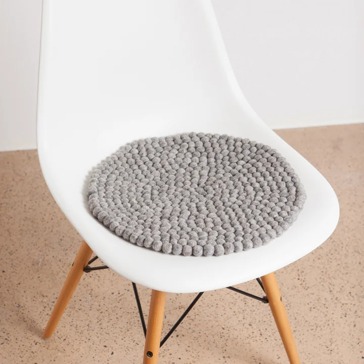 Lotte zitkussen van myfelt , Ø 36 cm op de Vitra DSW