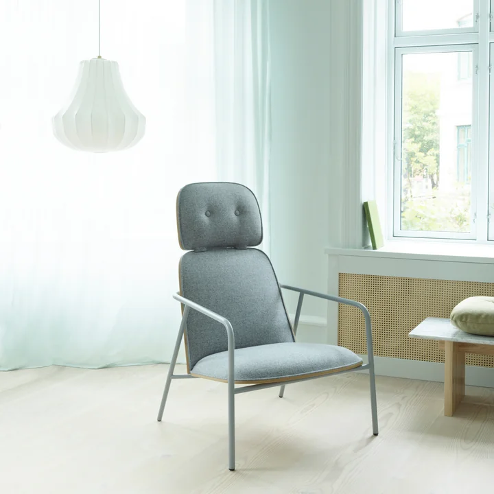 Phantom hanger klein Ø 45 x H 47 cm met Pad Lounge Chair van Normann Copenhagen in wit