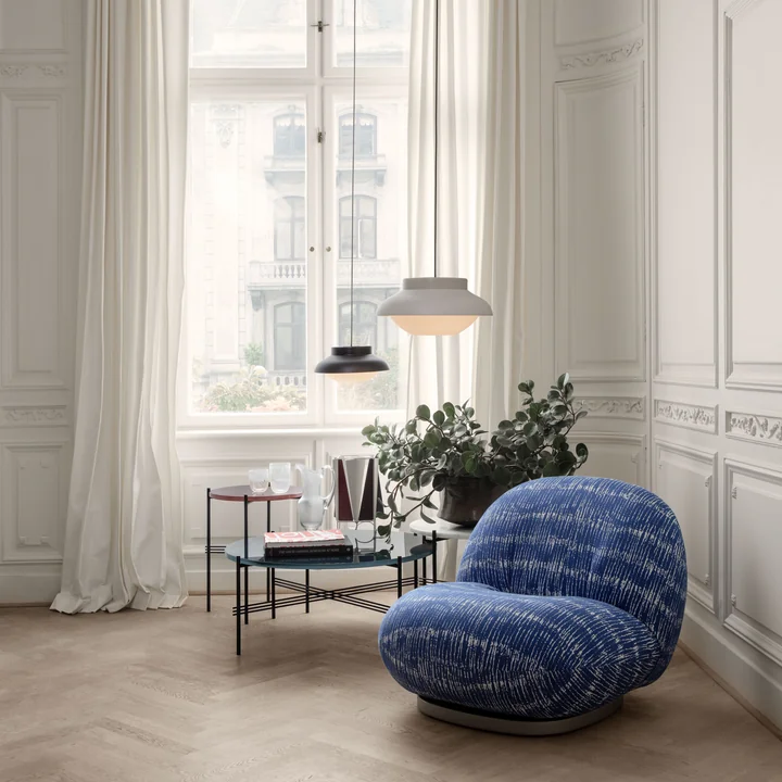 Pacha Lounge Chair van Gubi in de woonkamer