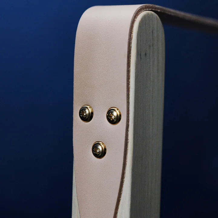 KK47000 Safari Chair van Carl Hansen in geolied essenhout / natuurlijk leer / denim (Limited Edition)