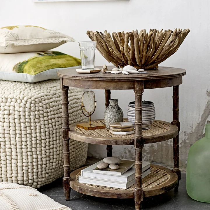 Fleur de sel Pouf van Bloomingville, H 50 x B 60 cm in de natuur samen met een bijzettafel