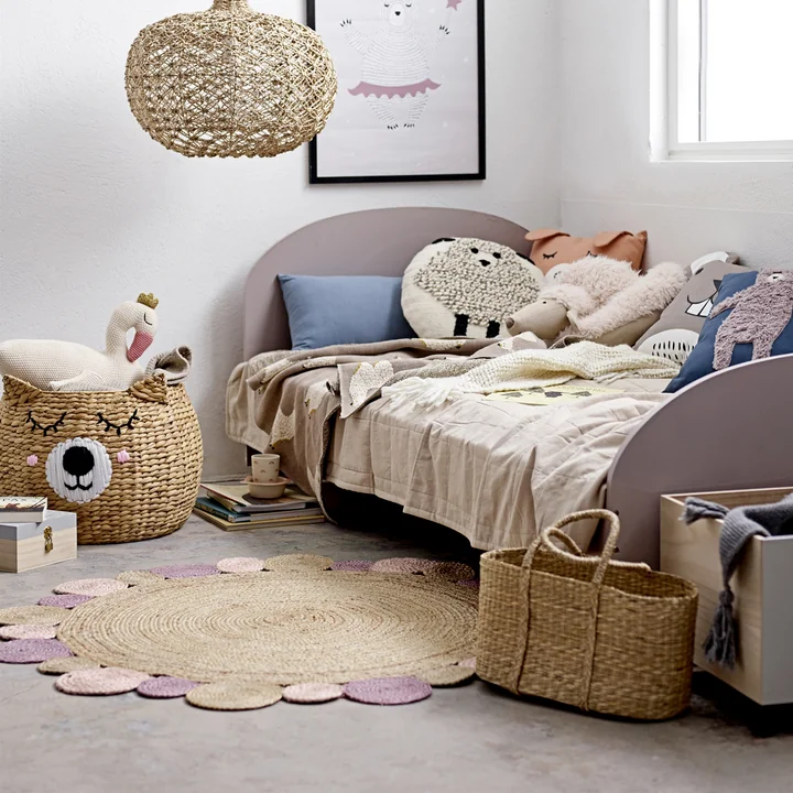 Opbergmand met gezicht van Bloomingville, Ø 50 x H 40 cm, beer gevuld met speelgoed