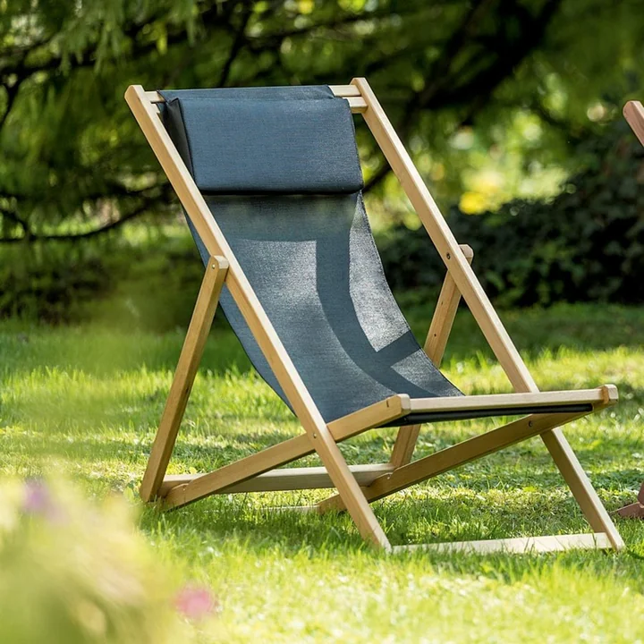 Relax Ligstoel van Fiam op het gazon