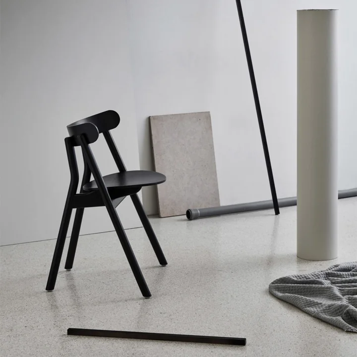 Oaki-stoel in het zwart uit het noorden in de ambiance