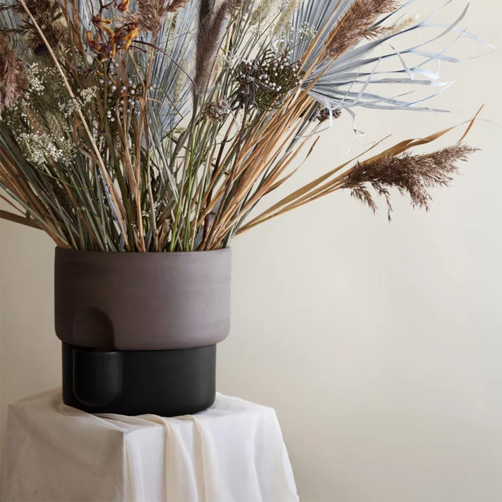Oasis Plantpot van Northern , Ø 27,5 cm in zwart met gedroogde bloemen