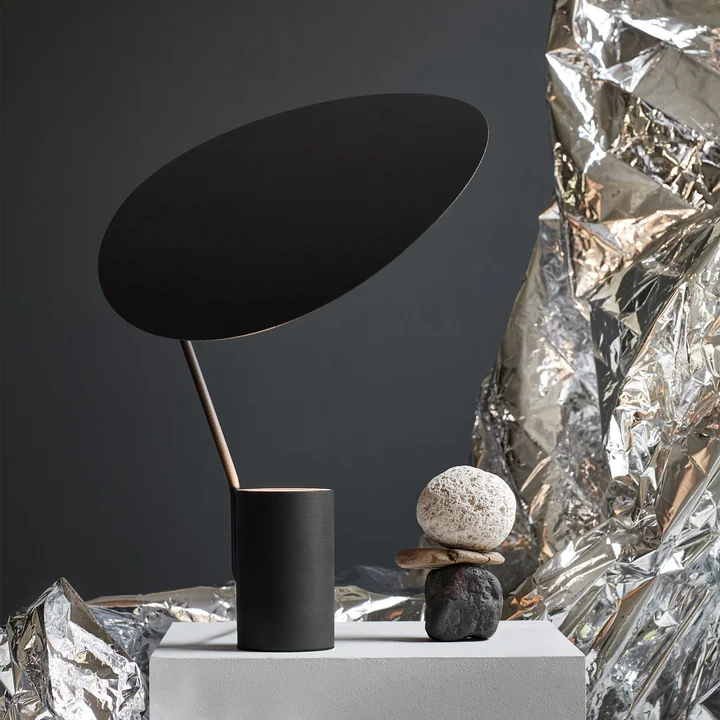 Ombre tafellamp uit Northern in zwart op tafel