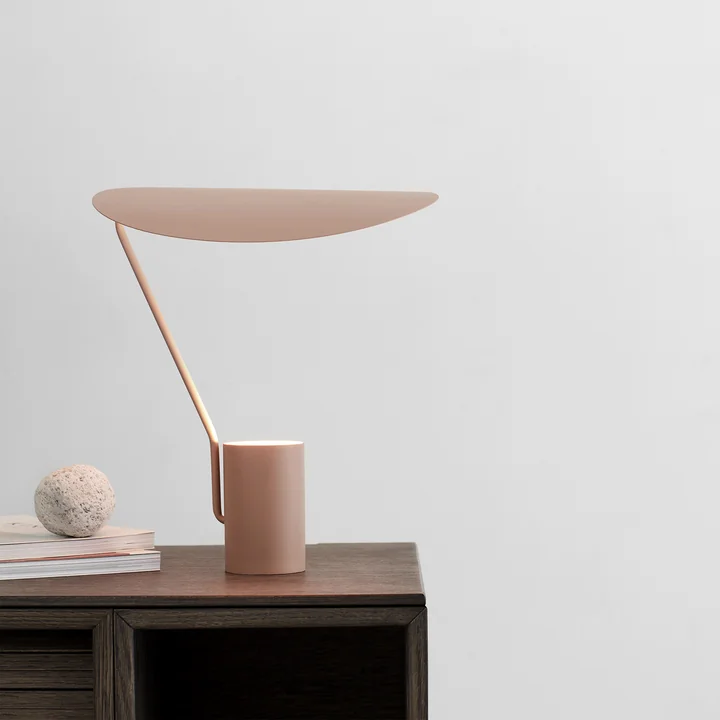 Ombre tafellamp uit Northern in warm beige op de plank