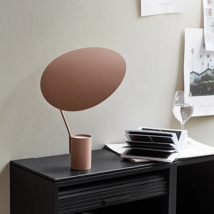 Ombre tafellamp uit Northern in warm beige op de plank