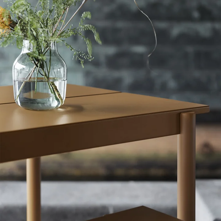 Linear Steel Bank en tafel in burnt orange Muuto in detail