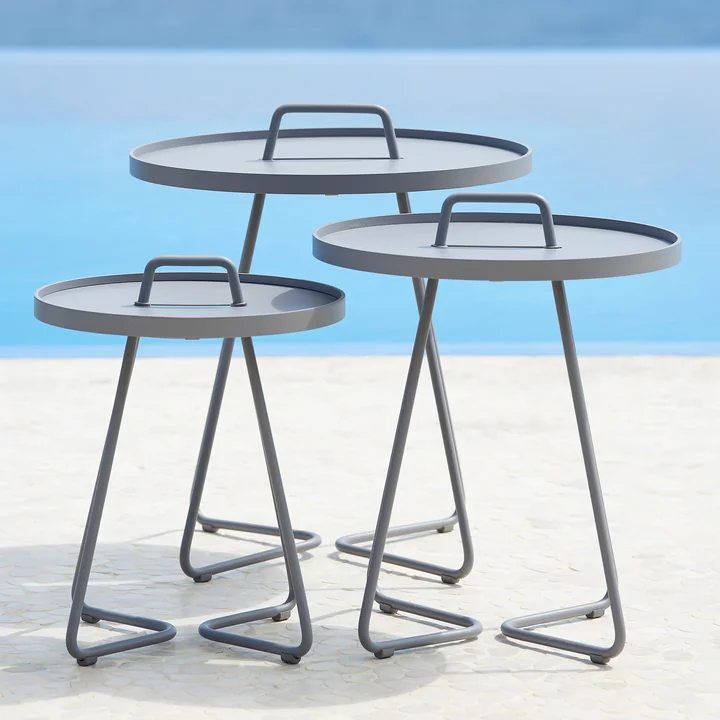 On-the-move Bijzettafel van Cane-line in lichtgrijs