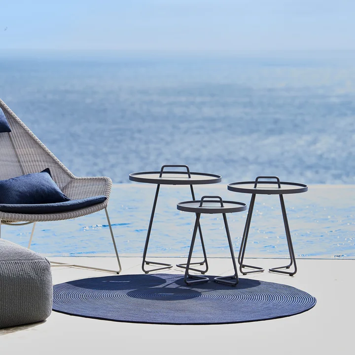 On-the-move Bijzettafel van Cane-line in lichtgrijs