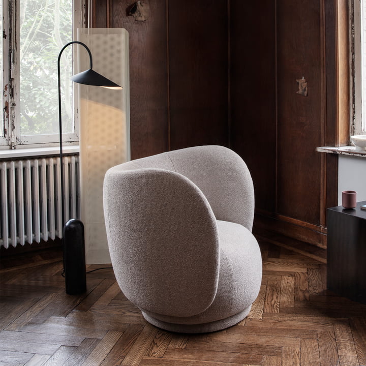 Rico Lounge Chair in bouclé zand en vloerlamp Arum van ferm Living in de woonkamer