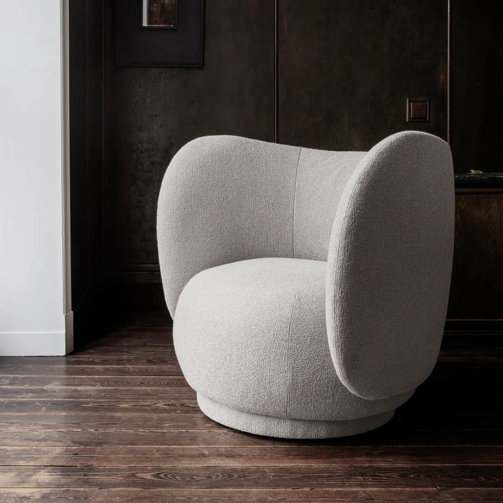 Rico Lounge Chair in bouclé gebroken wit van Ferm Living in de woonkamer