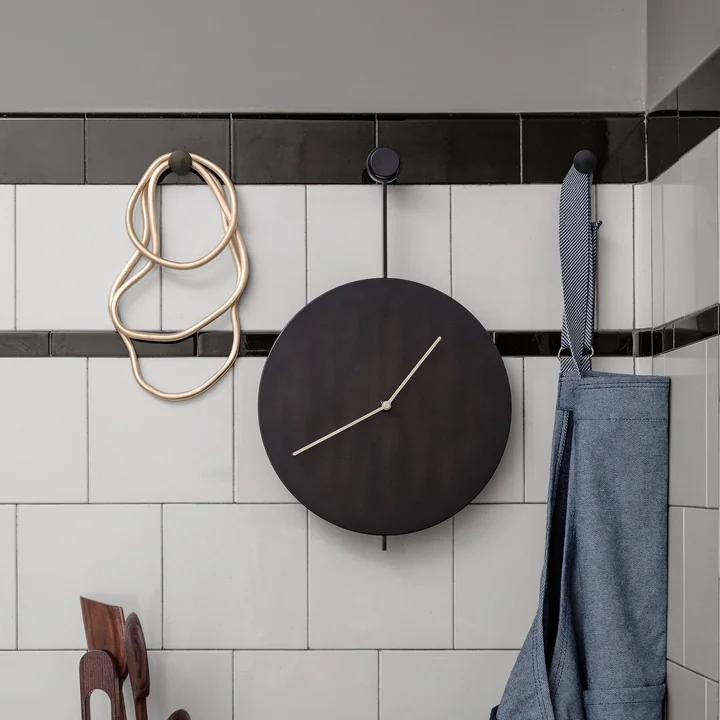 Trace wandklok in zwart / messing uit Ferm Living in the kitchen