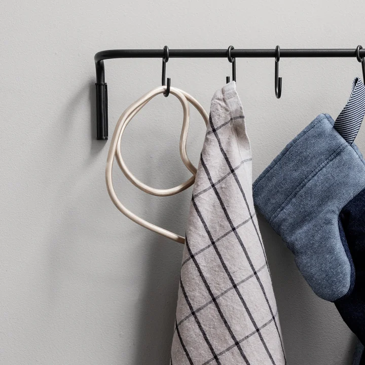 Vijveronderzetter in messing (set van 3) uit Ferm Living on hook in de keuken