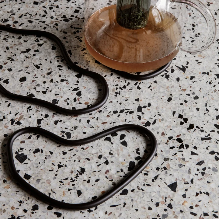 Vijveronderzetter in zwart (set van 3) uit Ferm Living on the table