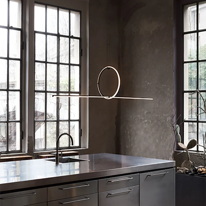 Arrangements LED Hanglamp, rond / medium, mat zwart (incl. luifel) van Flos in de keuken