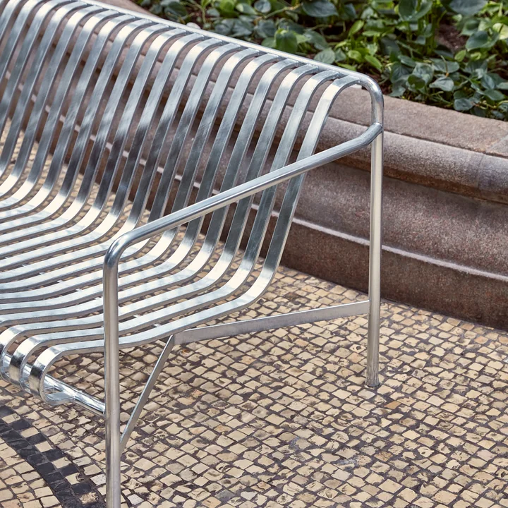 Palissade loungebank van HAY in warm gegalvaniseerd