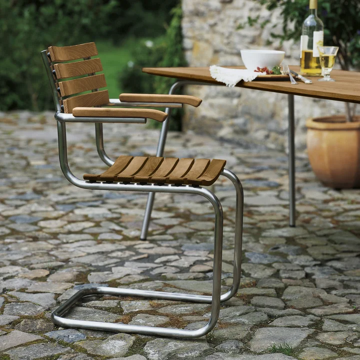 S 40 F Outdoor fauteuil, rond roestvrij stalen buizenframe / zitting en rugleuning Iroko geolied door Thonet op het terras