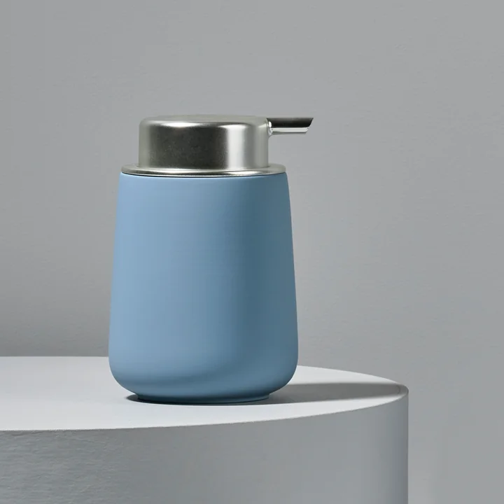 Nova Zeepdispenser van Zone Denmark in blauwe mist