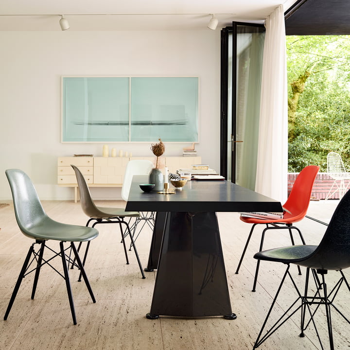 Eames glasvezel bijzetstoel van Vitra aan de eettafel