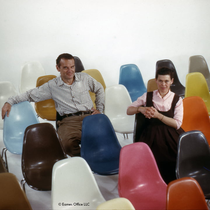 Eames Fiberglass Side Chair door Vitra met Charles en Ray Eames op stoel