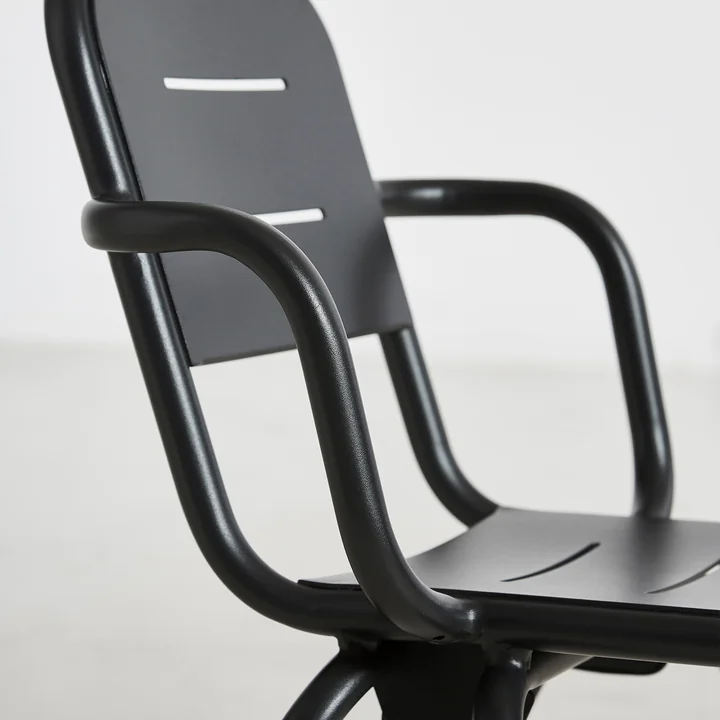 Ray Café Fauteuil van Woud in houtskool