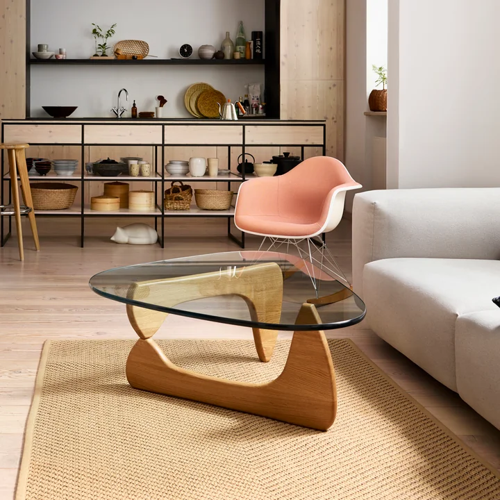 Eames Plastic Fauteuil RAR (volledig gestoffeerd) met Coffee Table eik (Limited Edition) van Vitra