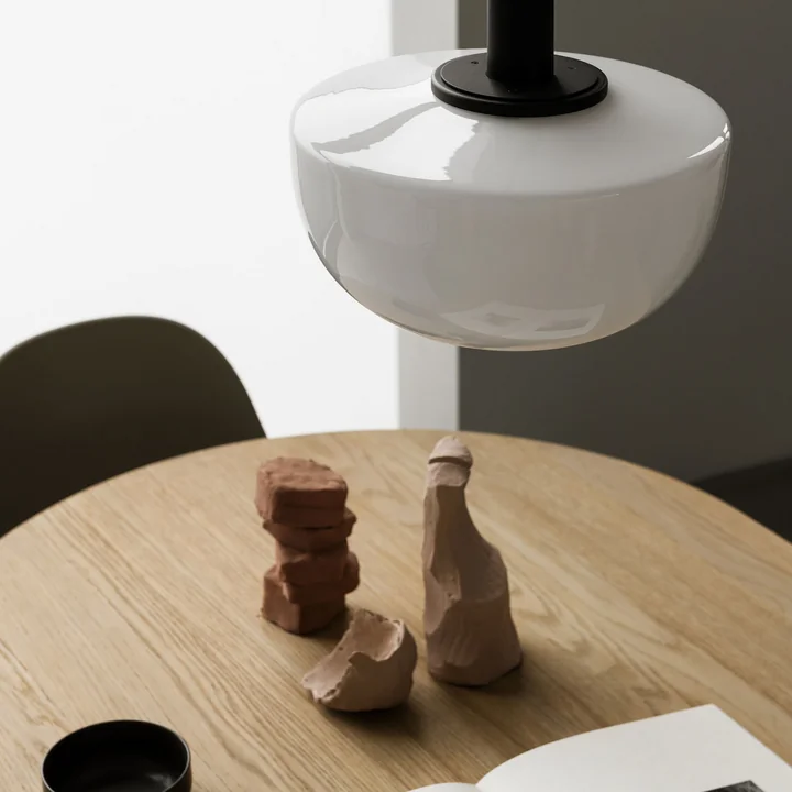 Bank hanglamp van Audo boven de tafel