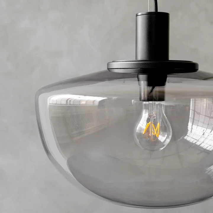 Bank hanglamp van Audo met rookgrijs glas